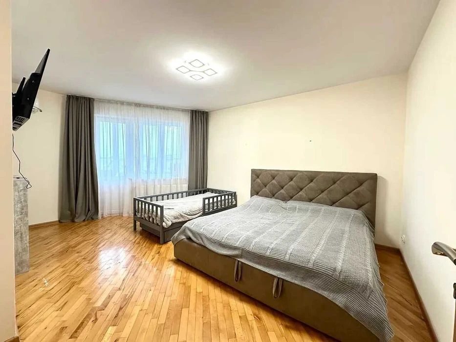 Простора 3 кімнатна квартира 105м2 біля парку