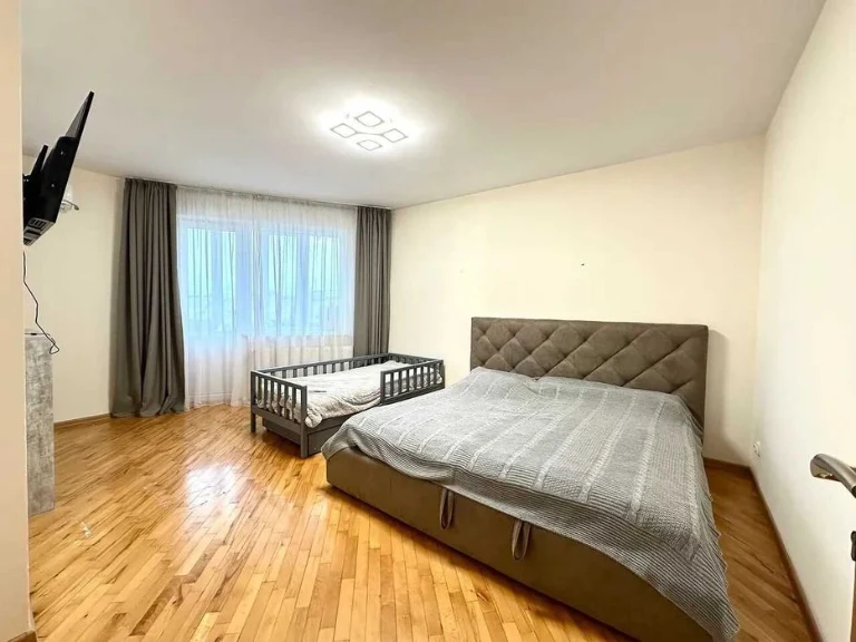 Простора 3 кімнатна квартира 105м2 біля парку