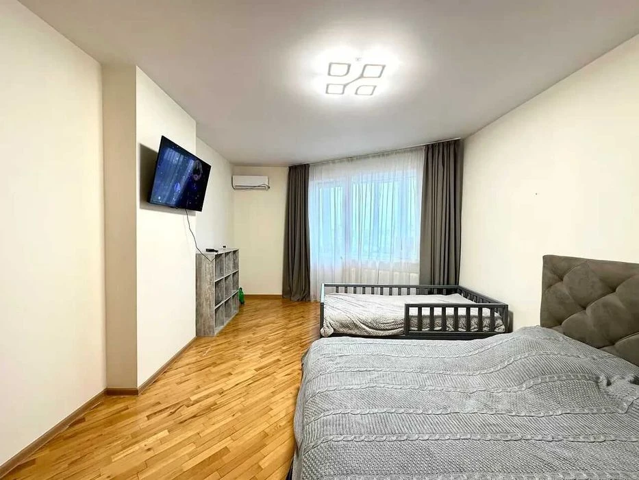 Простора 3 кімнатна квартира 105м2 біля парку