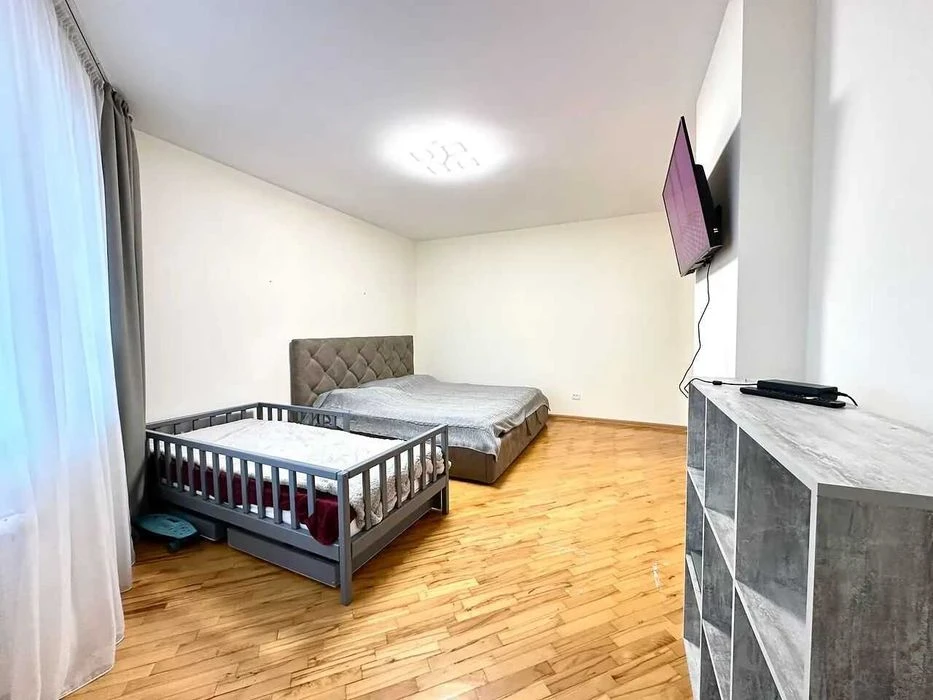 Простора 3 кімнатна квартира 105м2 біля парку