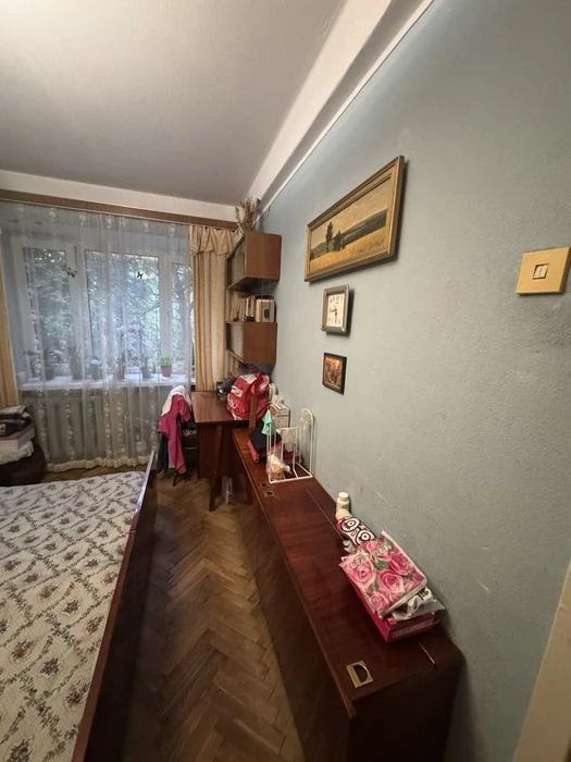 Metro Arsenalnaya, Klovsky spusk, 24