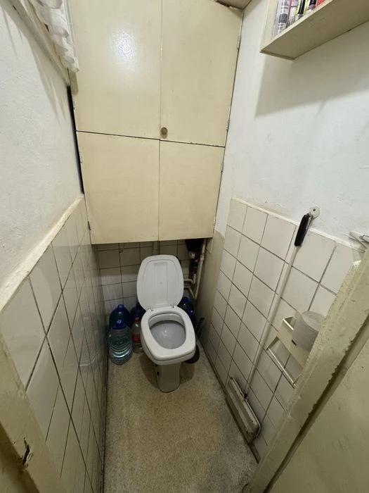 Metro Arsenalnaya, Klovsky spusk, 24