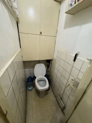 Metro Arsenalnaya, Klovsky spusk, 24
