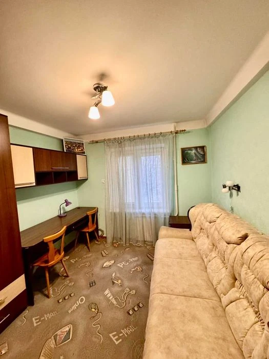 Продается 3-комнатная квартира в Осипенковском районе.