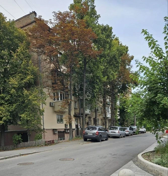 Metro Syrets, Dorohozhychi near "ZhK na Vavilovykh"