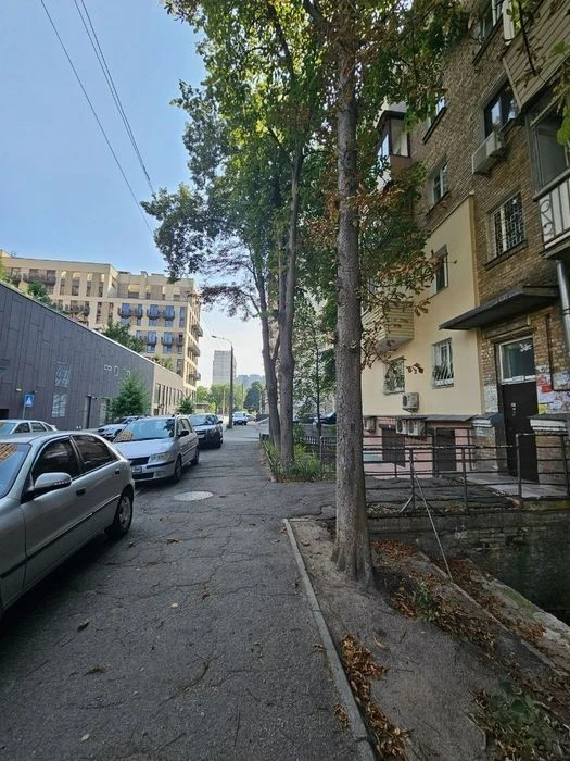 Metro Syrets, Dorohozhychi near "ZhK na Vavilovykh"