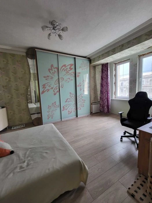Selling a 3-room apartment of 76 sq. m in the very center of MV