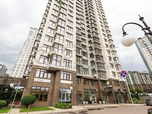 Sale of 4-room apartment 210 sq. m. on Andriy Verkhoglyada St. 11 •