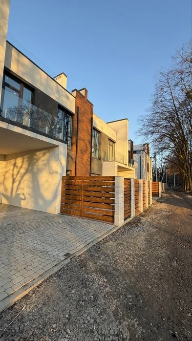 Продаж таунхаусу з приватним виходом до міського озера