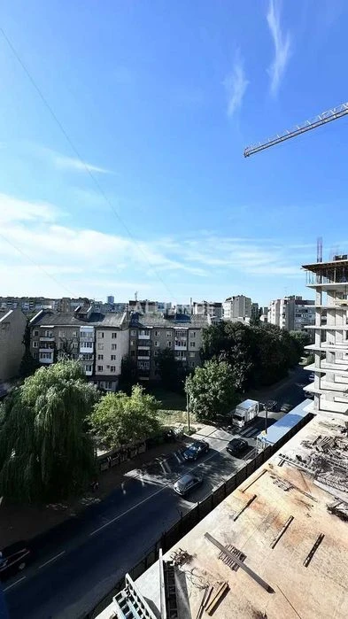 Продаж 1 км квартира в готовому будинку , біля центру