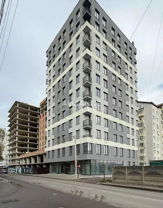 Продаж 1 км квартира в готовому будинку , біля центру