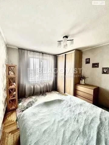 3-room apartment for sale near Darnytsia metro station. Toropovs
