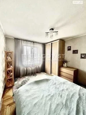 3-room apartment for sale near Darnytsia metro station. Toropovs