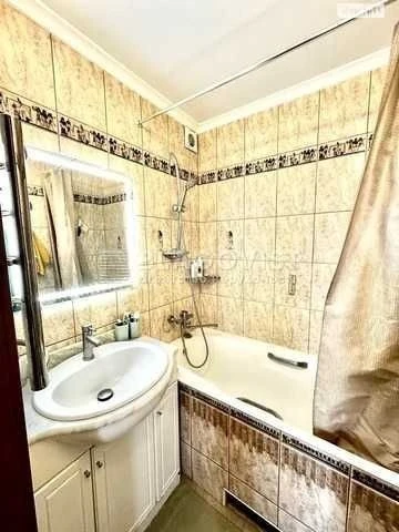3-room apartment for sale near Darnytsia metro station. Toropovs