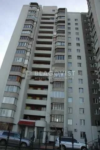3-room apartment for sale near Darnytsia metro station. Toropovs