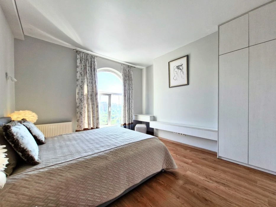 I am selling a large apartment of 60m. 1 bedroom + kitchen-living room of 25m.