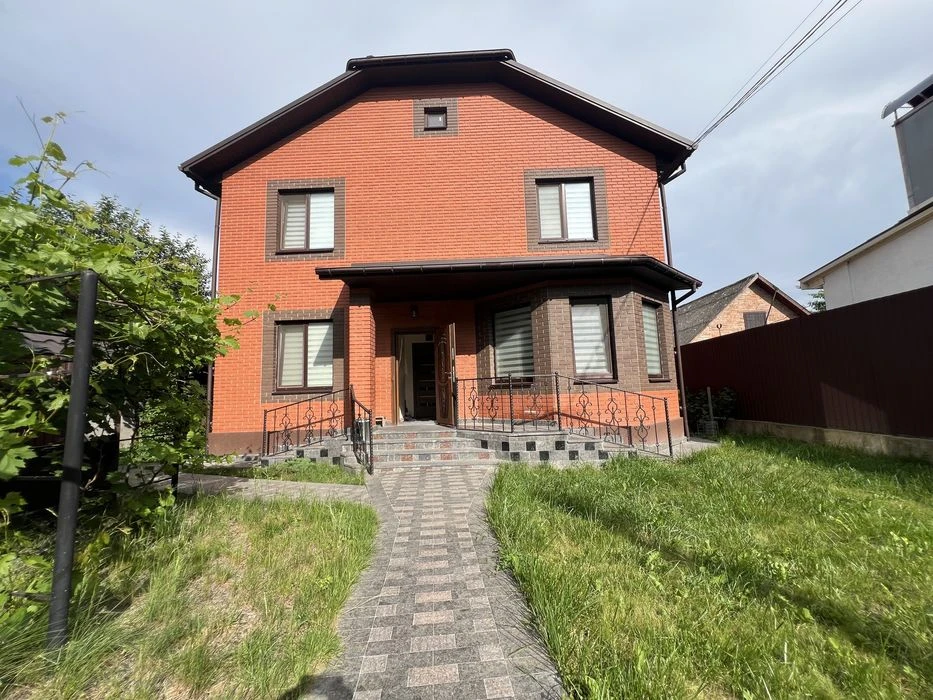 House for sale in Vinnytsia 140m2, 7 acres of land.
