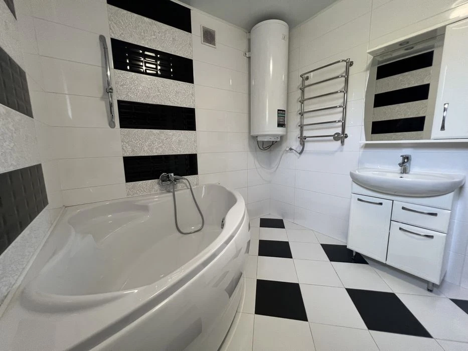 House for sale in Vinnytsia 140m2, 7 acres of land.