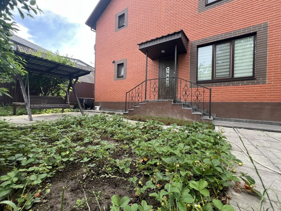 House for sale in Vinnytsia 140m2, 7 acres of land.