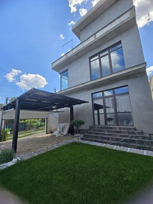 Продам дом с подвалом и террасой в районе 16 в.