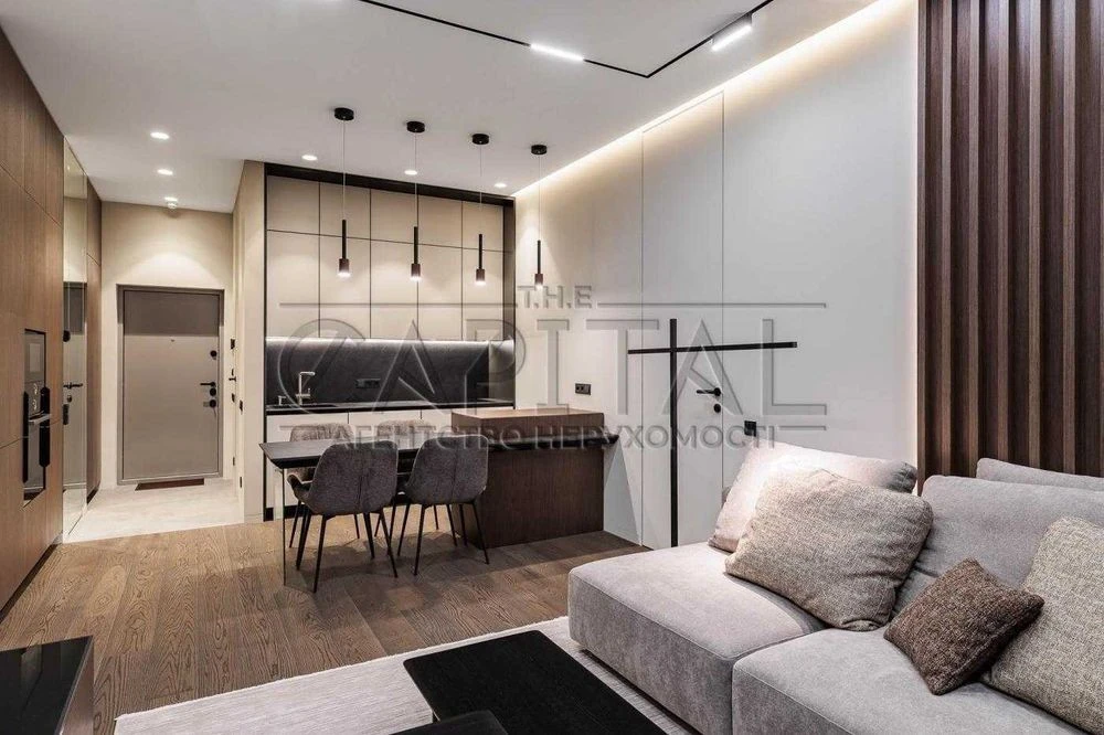Sale of a designer 3-room apartment with renovation area