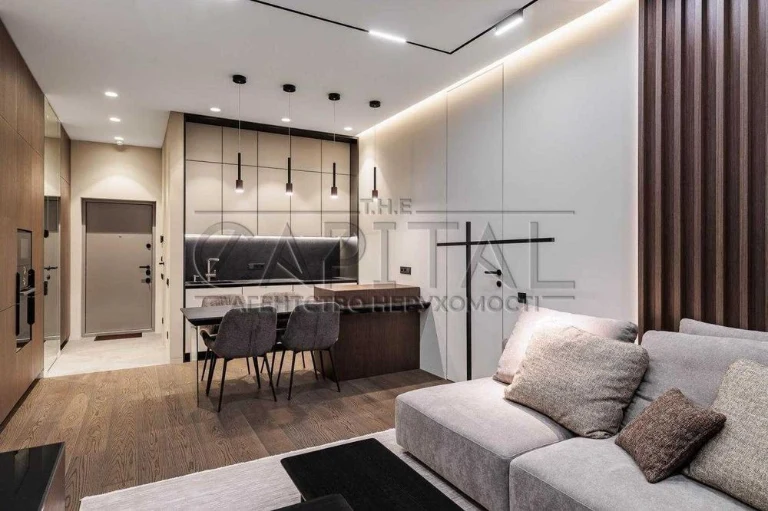 Sale of a designer 3-room apartment with renovation area