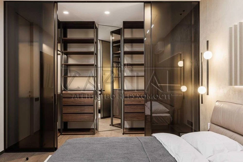 Sale of a designer 3-room apartment with renovation area