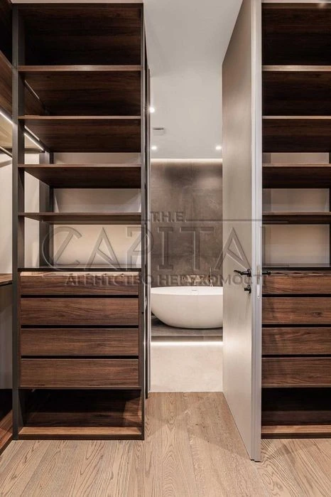 Sale of a designer 3-room apartment with renovation area