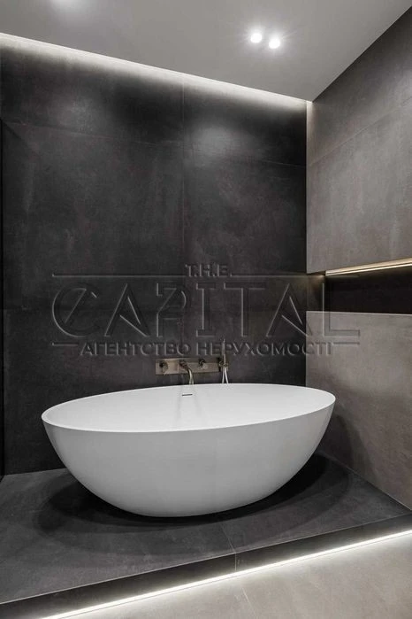 Sale of a designer 3-room apartment with renovation area