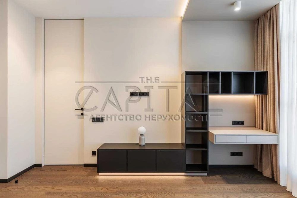 Sale of a designer 3-room apartment with renovation area