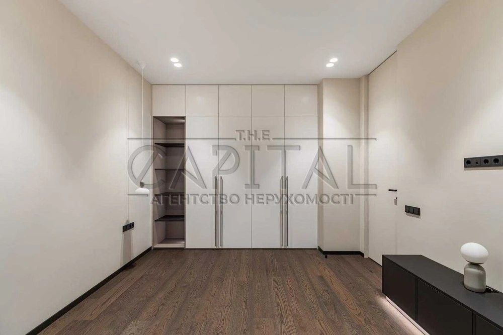 Sale of a designer 3-room apartment with renovation area