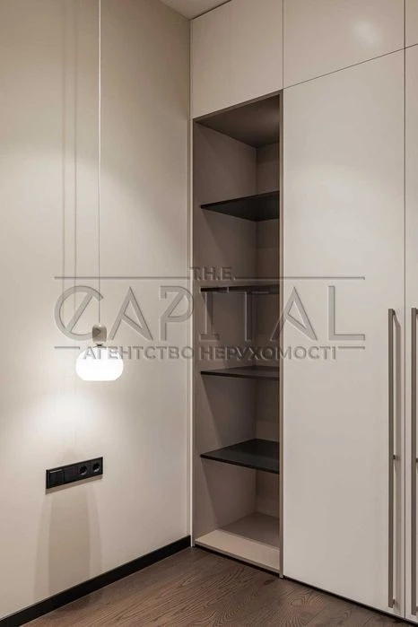 Sale of a designer 3-room apartment with renovation area