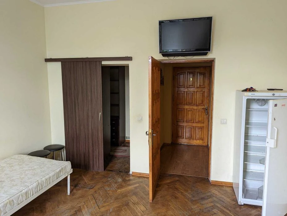 Простора квартира в Австрійському будинку на вул. Матейки_M