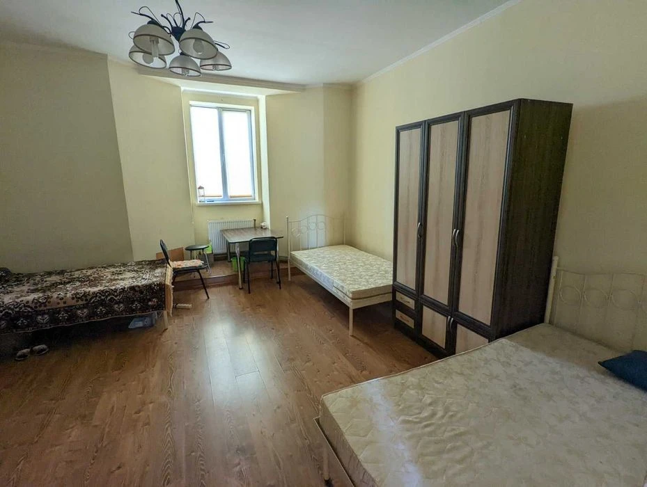 Простора квартира в Австрійському будинку на вул. Матейки_M