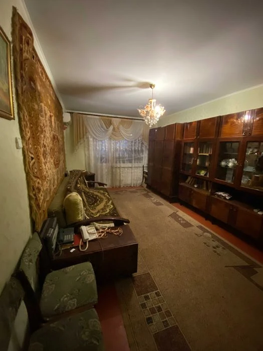 For sale: 1-room apartment at 15b Geroev Truda Street, 38.5 sq m, 4th floor.