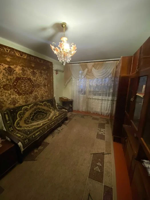For sale: 1-room apartment at 15b Geroev Truda Street, 38.5 sq m, 4th floor.