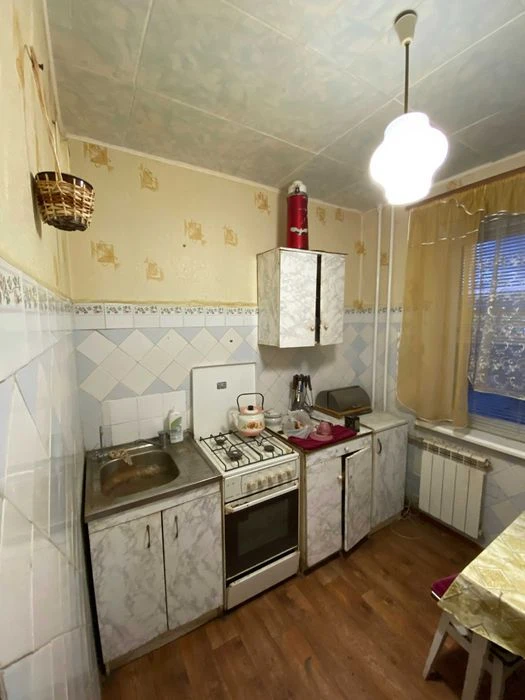 For sale: 1-room apartment at 15b Geroev Truda Street, 38.5 sq m, 4th floor.