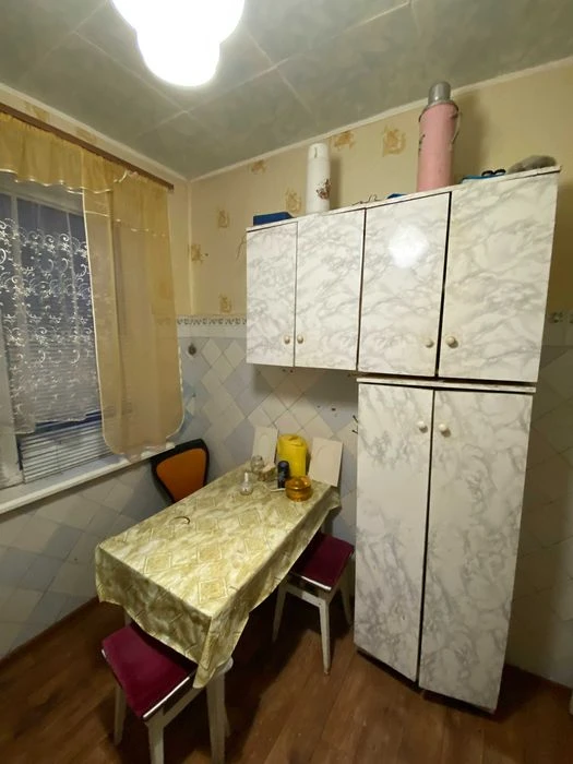For sale: 1-room apartment at 15b Geroev Truda Street, 38.5 sq m, 4th floor.