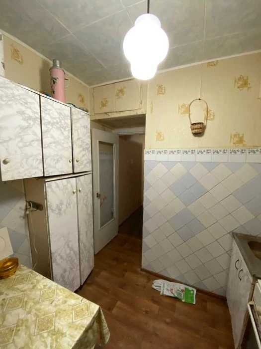 For sale: 1-room apartment at 15b Geroev Truda Street, 38.5 sq m, 4th floor.