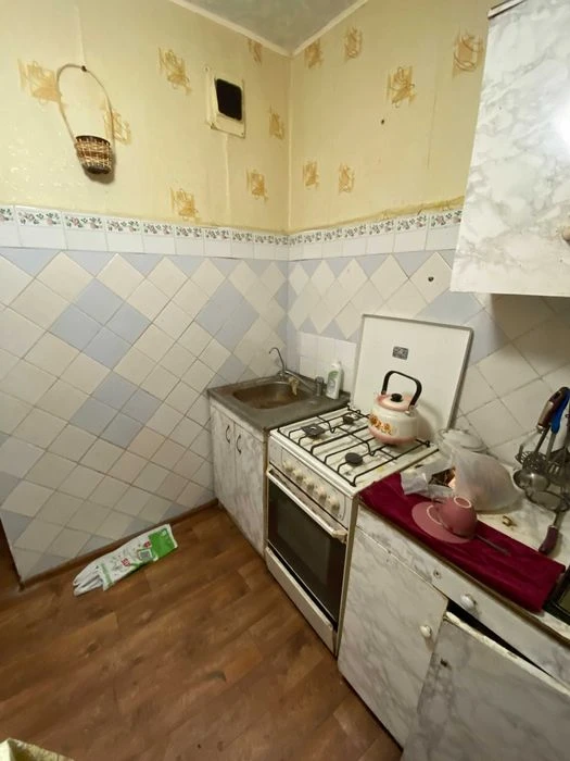 For sale: 1-room apartment at 15b Geroev Truda Street, 38.5 sq m, 4th floor.
