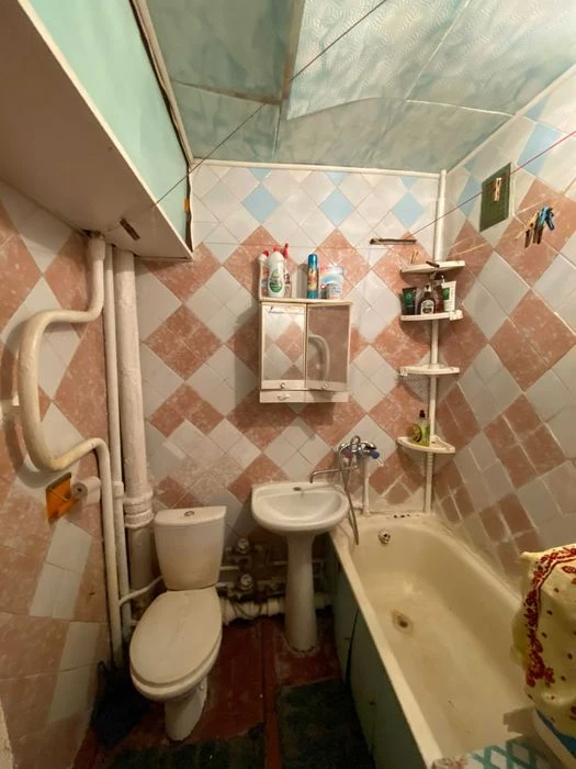 For sale: 1-room apartment at 15b Geroev Truda Street, 38.5 sq m, 4th floor.