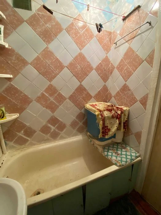For sale: 1-room apartment at 15b Geroev Truda Street, 38.5 sq m, 4th floor.