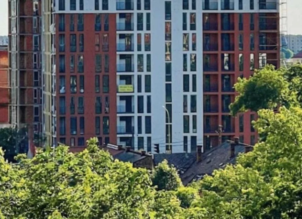 Простора двокімнатна квартира в новобудові. Можливо під держ