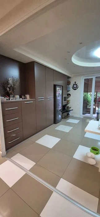 Продается дом на 9 Фонтана современного строительства.