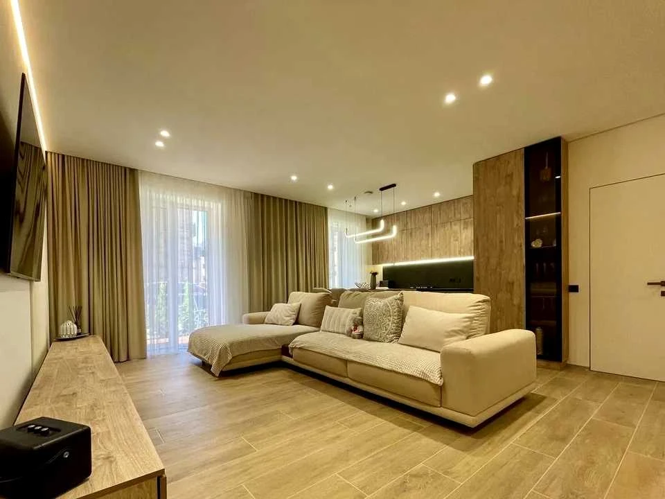 Apartment. Ivano-Frankivsk, Yuliana Pelesha St., 5, k
