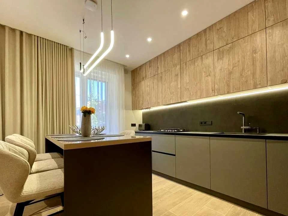 Apartment. Ivano-Frankivsk, Yuliana Pelesha St., 5, k