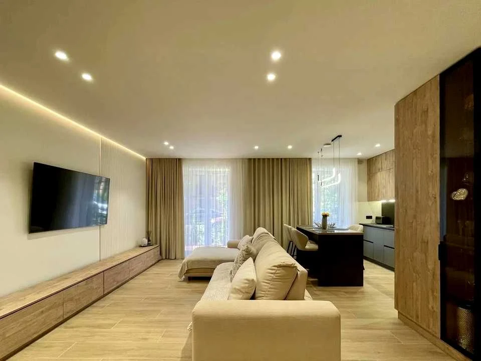 Apartment. Ivano-Frankivsk, Yuliana Pelesha St., 5, k