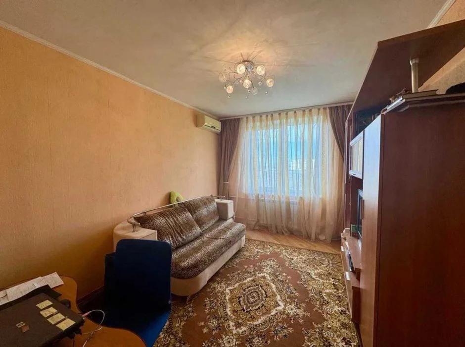 I am selling a cheap 3-room apartment in the Oleksiyivka district.