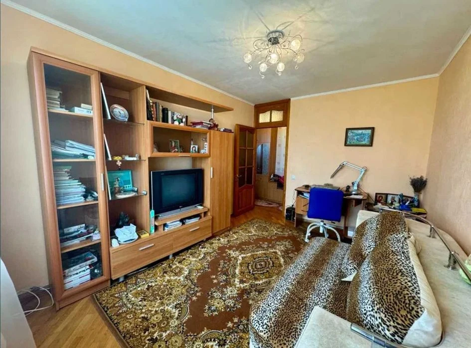 I am selling a cheap 3-room apartment in the Oleksiyivka district.