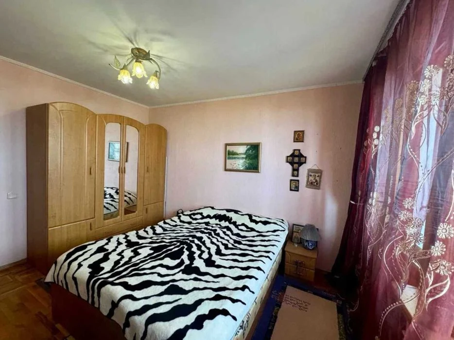 I am selling a cheap 3-room apartment in the Oleksiyivka district.
